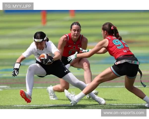 日本球员与墨西哥队友交换球衣，赛场内外友谊深化